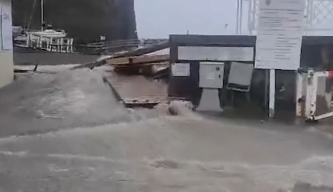 Sorrento - Città sommersa dall'acqua, strade trasformate in torrenti. Domani scuole chiuse | StabiaChannel.it - Libera Informazione