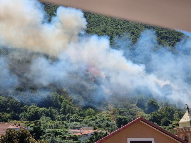 Gragnano - Incendio alle falde di Monte Pendolo, fumo invade le abitazioni  | StabiaChannel.it - Libera Informazione