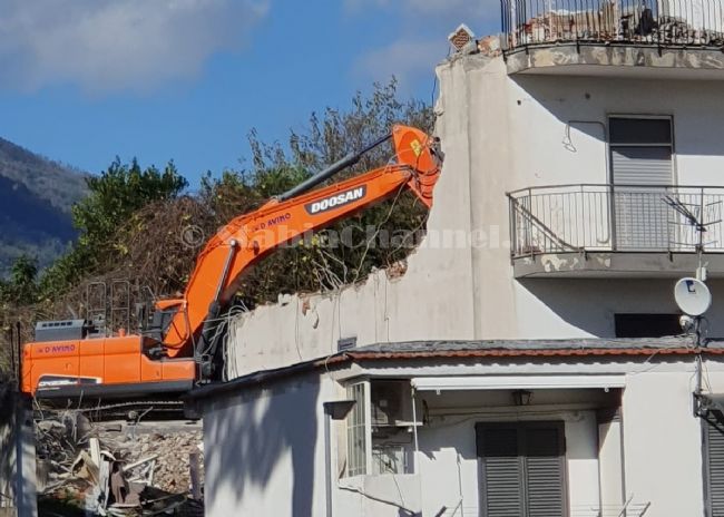 Terzigno - Ripresi gli abbattimenti al Parco Santa Lucia - StabiaChannel.it