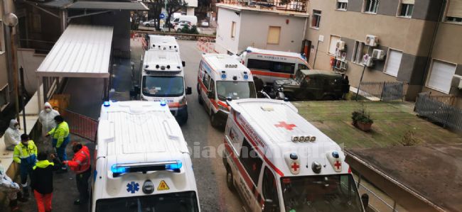 Risultato immagini per FILE AMBULANZE IERI AL SAN LEONARDO