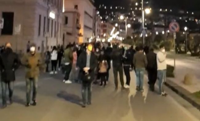 Risultato immagini per ASSEMBRAMENTI NEI BAR DI CASTELLAMMARE